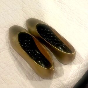 BRAND NEW birdies gold flats